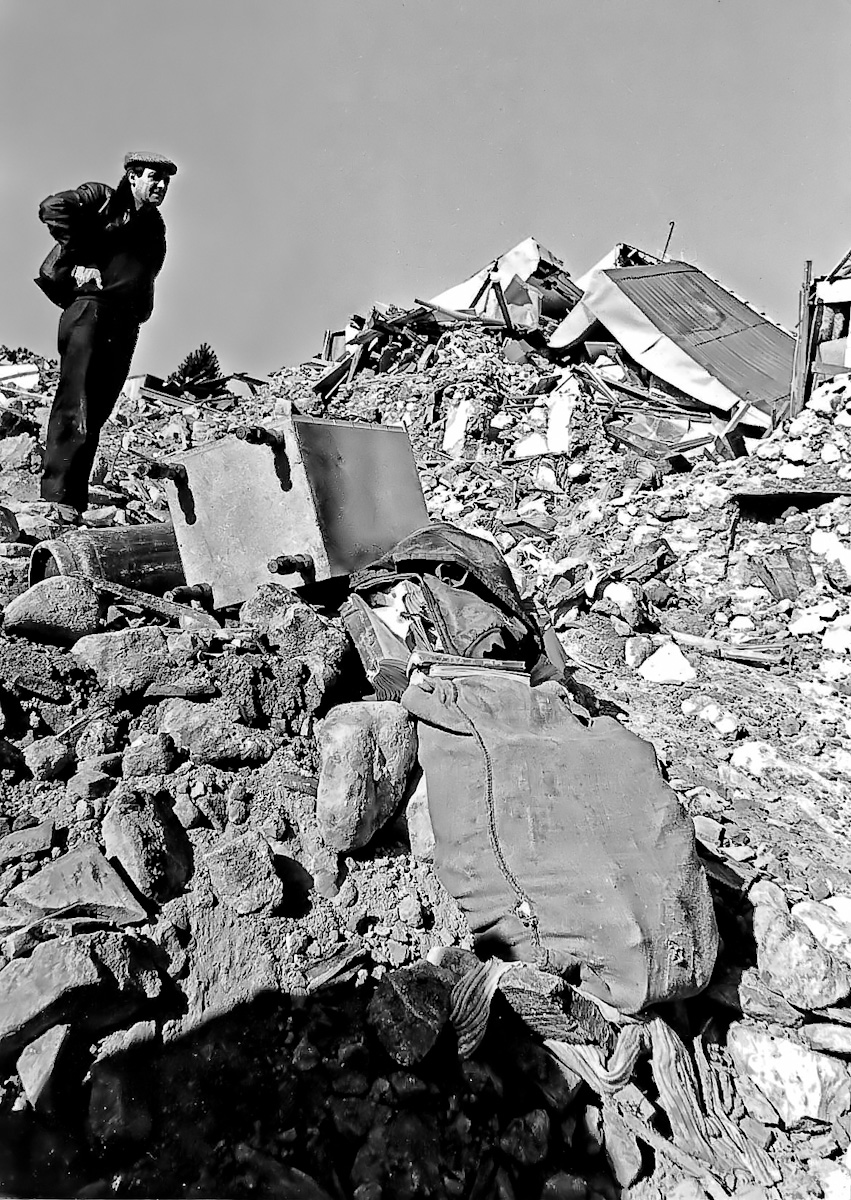 Terremoto d' Irpinia 1980 Conza della Campania Uomo sulle rovine della sua casa