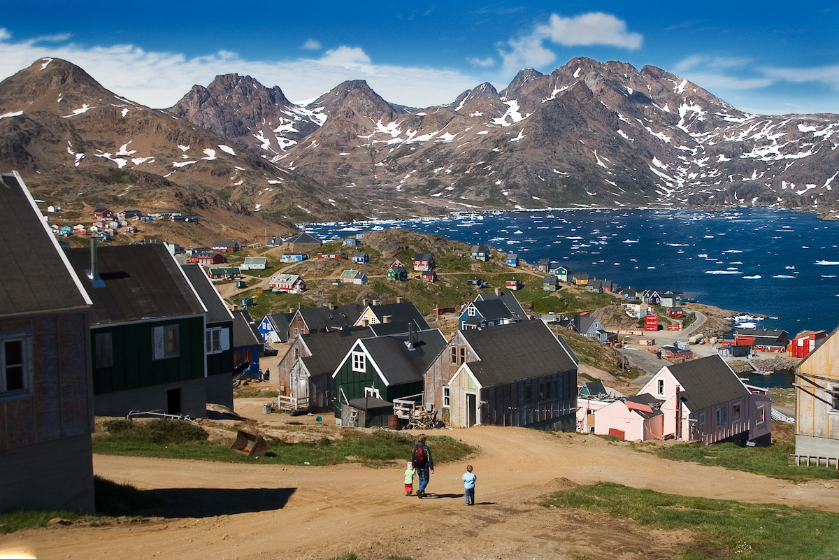 Vista del villaggio di Angmassalik, Groenlandia Orientale