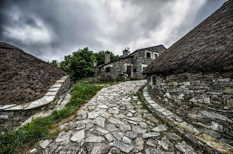 Alle porte di una terra di nuvole e streghe