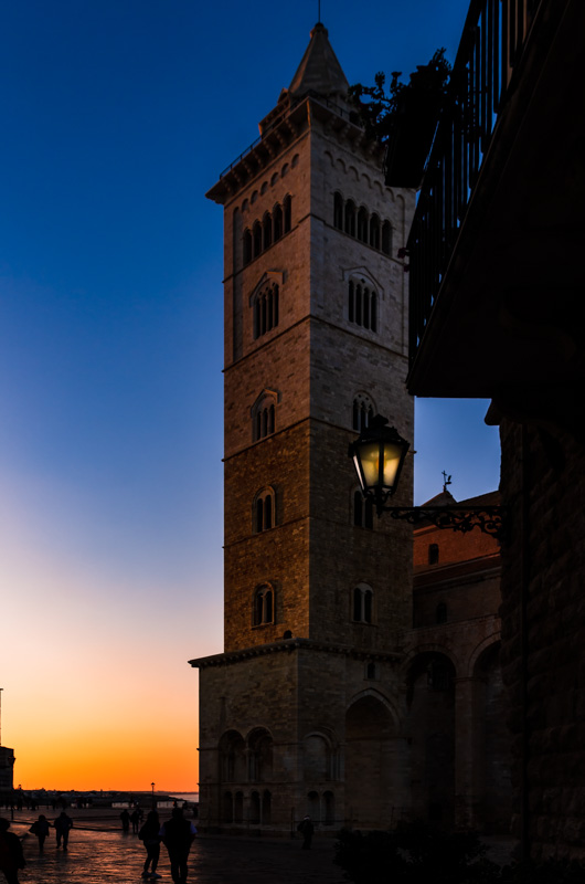 Trani gioiello di acqua e pietra - Cattedrale al tramonto