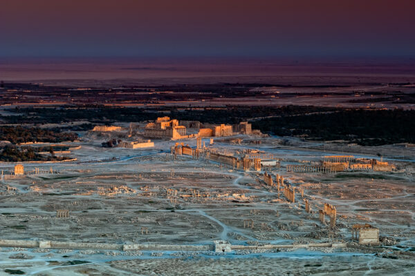 Syria: the destruction of Palmyra - Almost like a diorama, Palmyra and its oasis at dusk