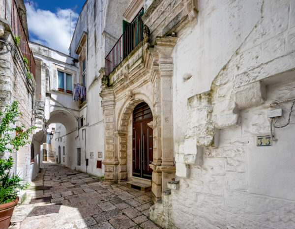 Puglia di mezzo - Cisternino case bianche e lampi barocchi