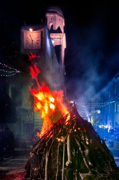 Nusco bonfires night - Bonfire and church