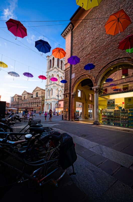 Ombrelli in centro a Ferrara