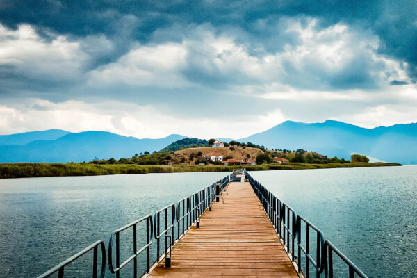 Una Grecia non convenzionale: Prespa

The bridge connecting Aghios Achilleios with the mainland, Lake Prespa, Macedonia, Greece