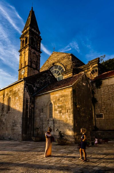 Perast: calli, chiese e gatti
La piazza di Perast