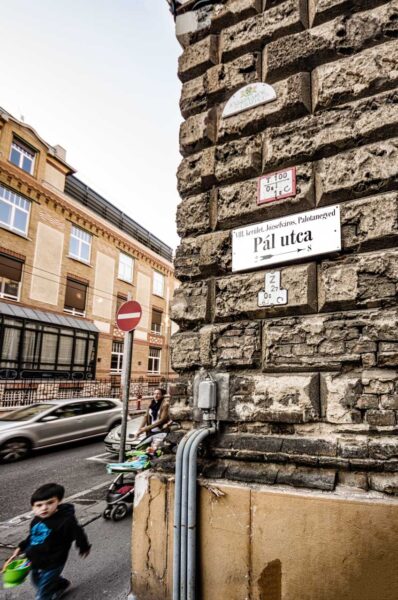 I ragazzi della via Pàl Ingresso di via Pàl