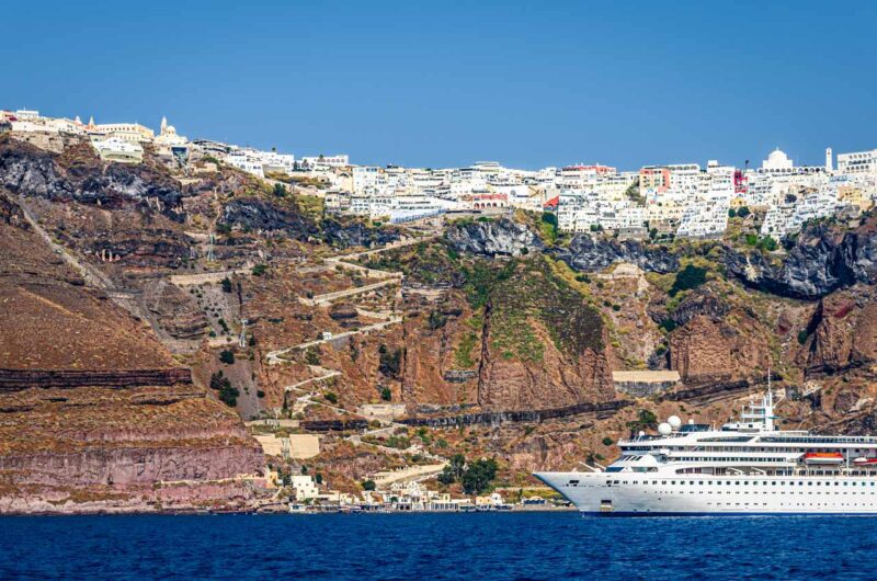 Navi da crociera in rada nella caldera di Santorini