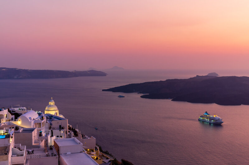 La particolare bellezza di Santorini, senza folla. Vista sulla caldera al tramonto da Thira. Fira