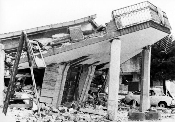 Terremoto d' Irpinia Casa comunale crollata a Lioni