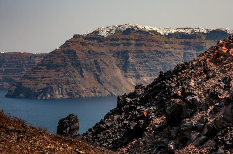 Santorini. Vista su Oia dalle colline laviche di Neia Kameni