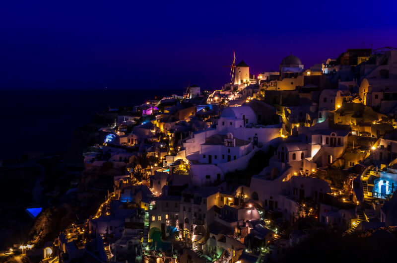 La particolare bellezza di Santorini, senza folla Oia appena prima dell' alba. Santorini.