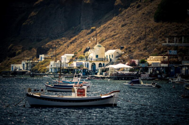 La particolare bellezza di Santorini, senza folla Il porticciolo di Thiresia. Santorini.