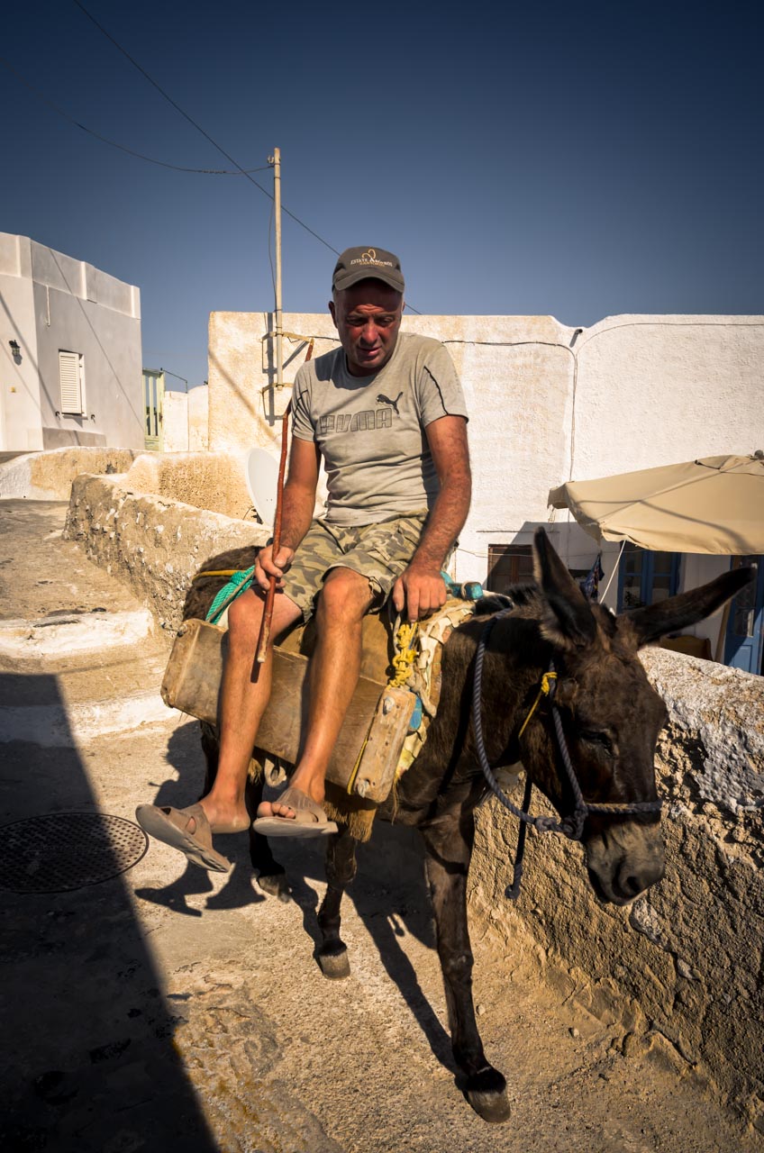 Un abitante di Pyrgos in groppa al suo asino. Santorini.