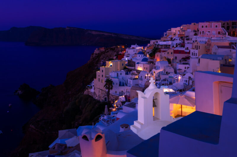 La particolare bellezza di Santorini, senza folla. Panorama di Oia prima dell' alba