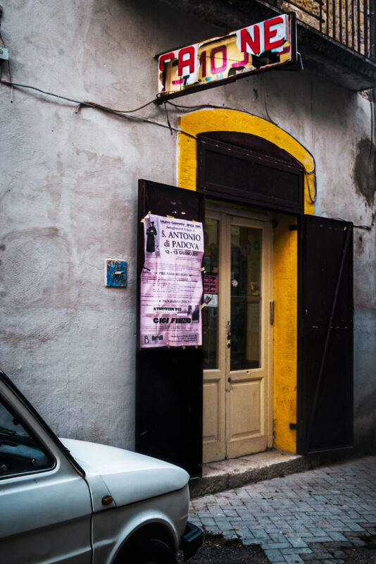 Apice, ghost town nostrana. Il negozio di barbiere