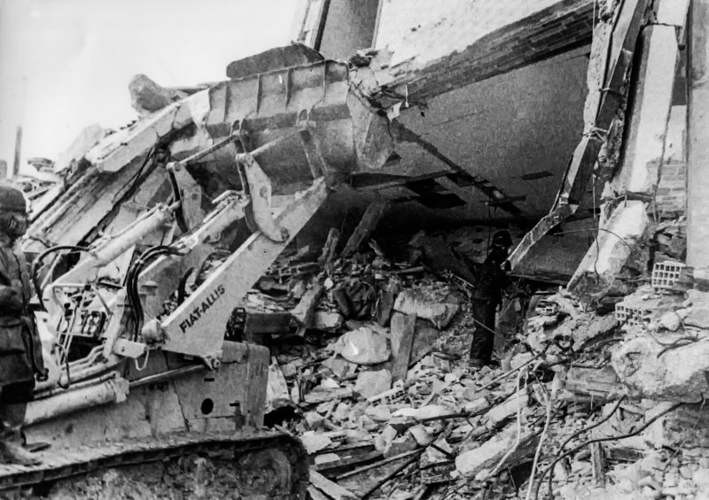 Sant' Angelo dei Lombardi - Scavando sotto le macerie - 1980 Earthquake