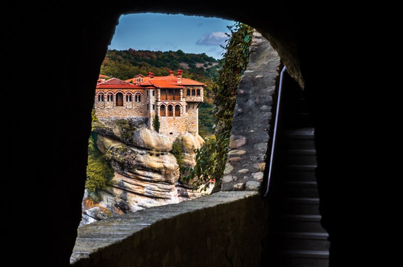 Gli scalini per accedere ad un monastero. Meteore: ascesi e turismo