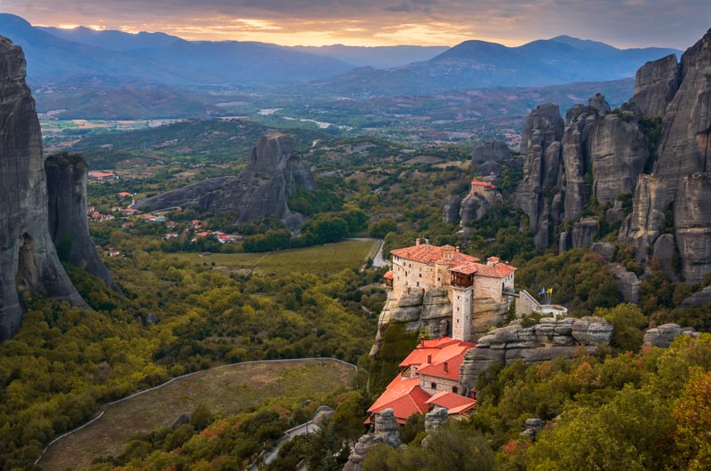 Vista dei monasteri e della valle delle Meteore: ascesi e turismo