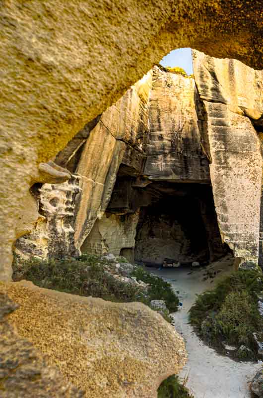 L' ingresso ad uno degli scavi delle cave di tufo di Favignana. I pilastri sorreggono la volte impedendone la caduta.