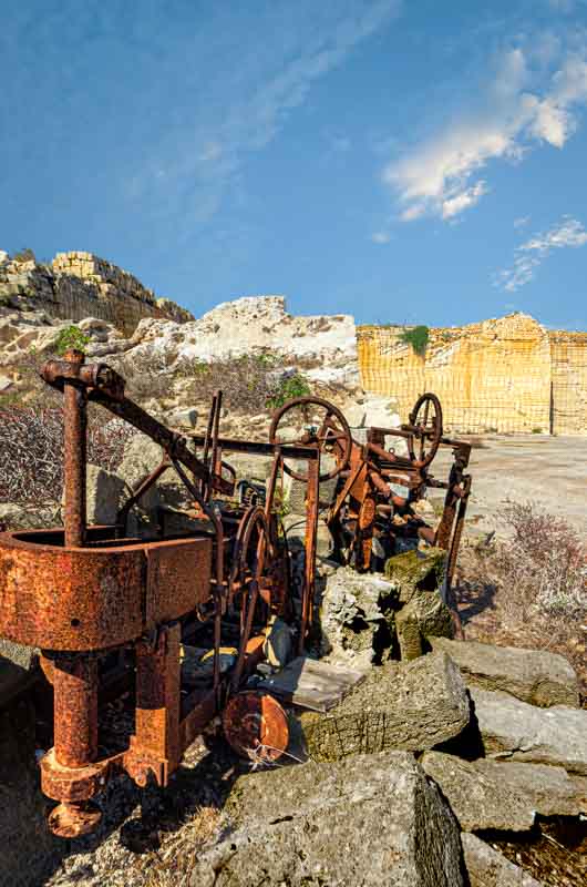 Macchinari abbandonati in una vecchia cava di tufo di Favignana.