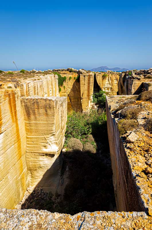 Gli scavi a cielo aperto delle cave di tufo di Favignana,