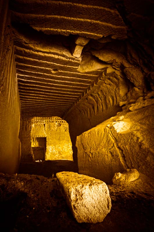Interno delle cave di tufo di Favignana. La luce riflessa dalla pietra si arricchisce di un colore dorato, come illuminata da lampade.