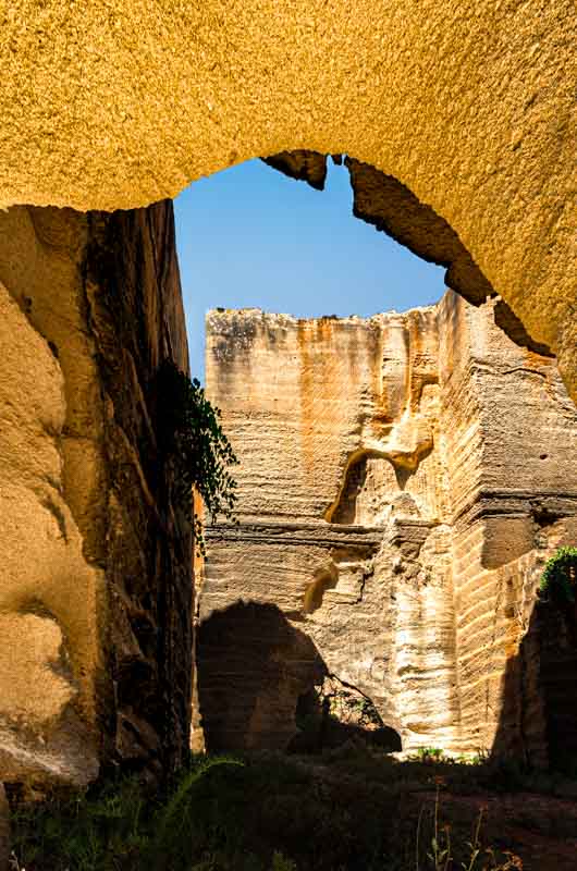 Come entrare in chiesa. Un arco introduce allo scavo d' ingresso ina una cava di tufo di Favignana.