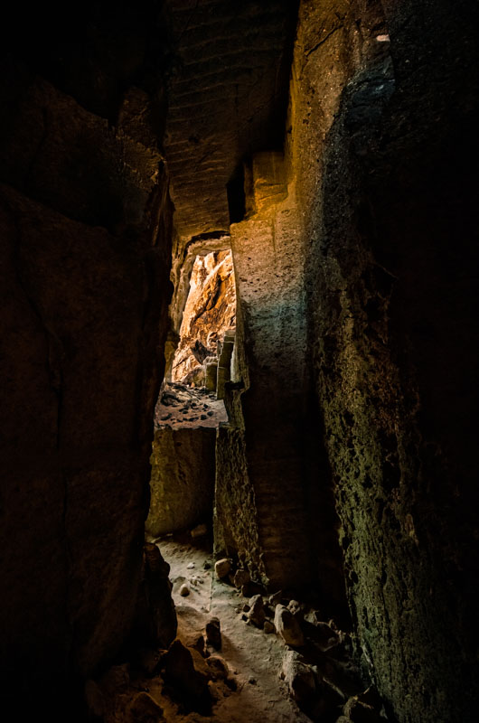 Lo stretto ingresso ad una delle cave di tufo di Favignana.