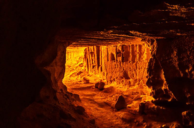 La luce dorata che si riflette sulle pareti delle cave di Tufo di Favignana