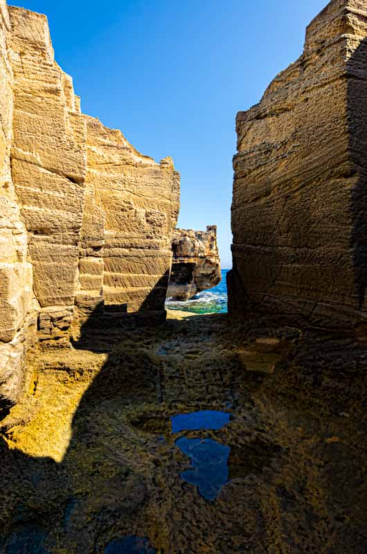 Lo sbocco al mare di una delle cave di tufo di Favignana.